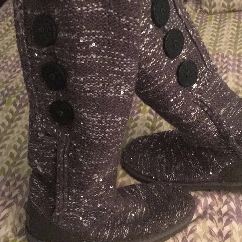 Women’s size 6 ugg boots like new condition.